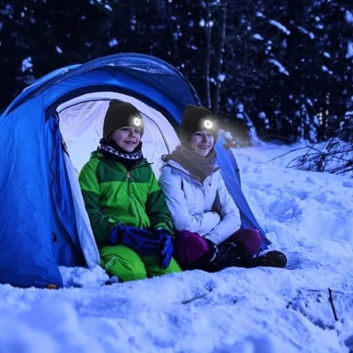 c14_tds0469a_Czapka Led USB Black